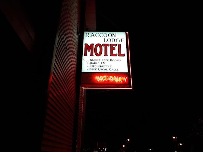 Raccoon Lodge Motel Sylvan Lake Bagian luar foto