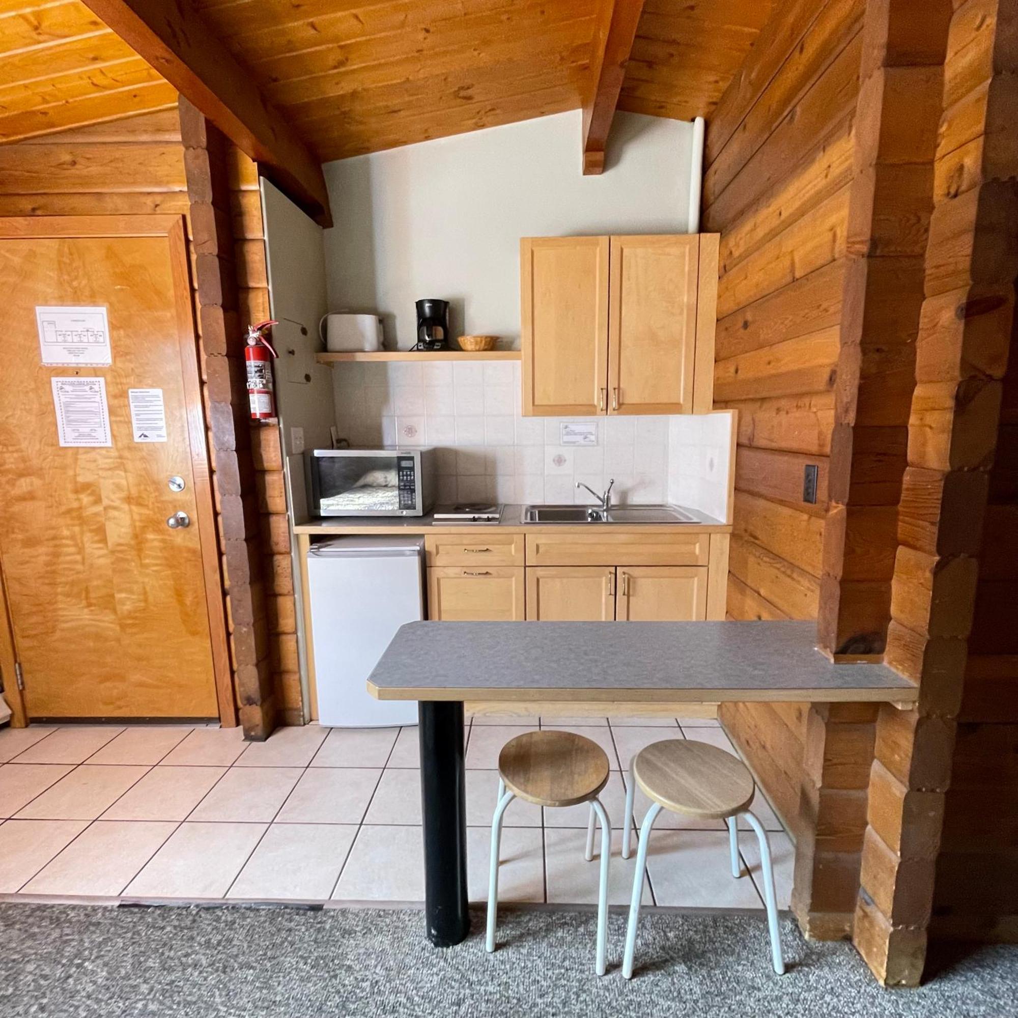 Raccoon Lodge Motel Sylvan Lake Bagian luar foto